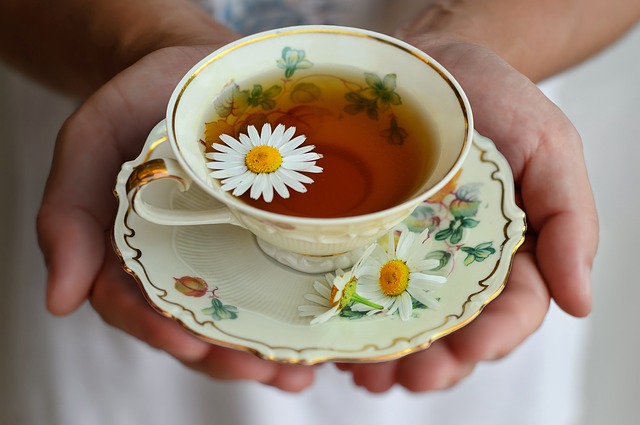 květ v čaji