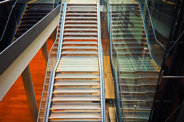 kovové schodiště se skleněným zábradlím